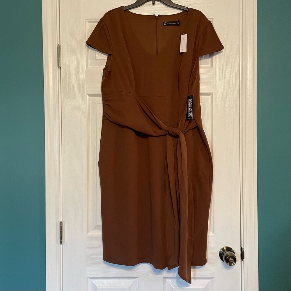 New York and Company short sleeve brown wrap dress that ties in front XXL. NWT.